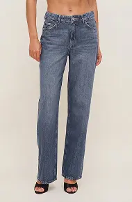 Model is wearing relaxed straight leg jeans.