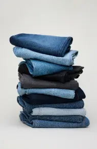 Une pile de jeans.