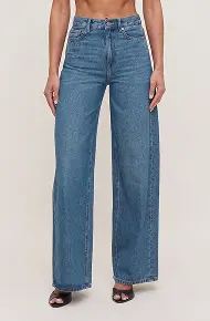 La mannequin porte un jean à jambe large.