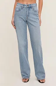 La mannequin porte un jean à jambe large.