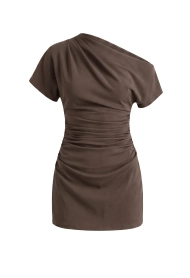 Robe t-shirt brune à épaule dégagée.