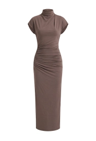 Robe maxi brune à col montant.