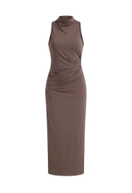 Robe maxi brune à col montant.