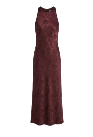 Robe maxi bourgogne à épaule dégagée.