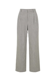 Pantalon blanc à jambe large.