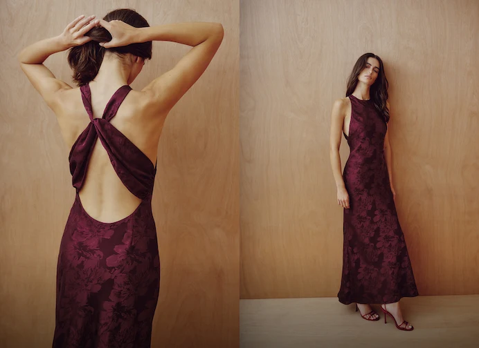 La mannequin porte une robe maxi bourgogne à fleurs.